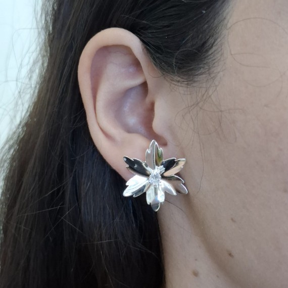 Brinco de Flor com Ponto de Luz no Meio - Folheado a Prata