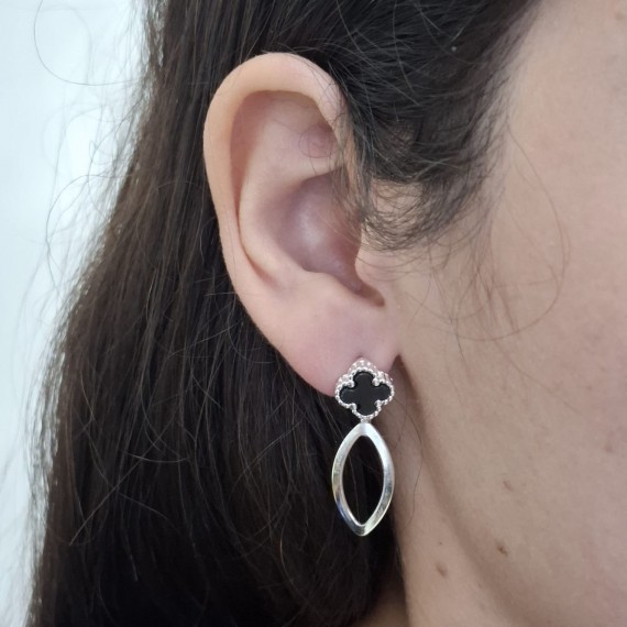 Brinco Oval de Trevo Preto - Folheado a Prata