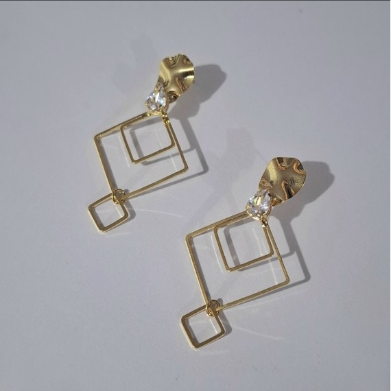Brinco com Quadrados Vazados e Pedra - Folheado a ouro 18k