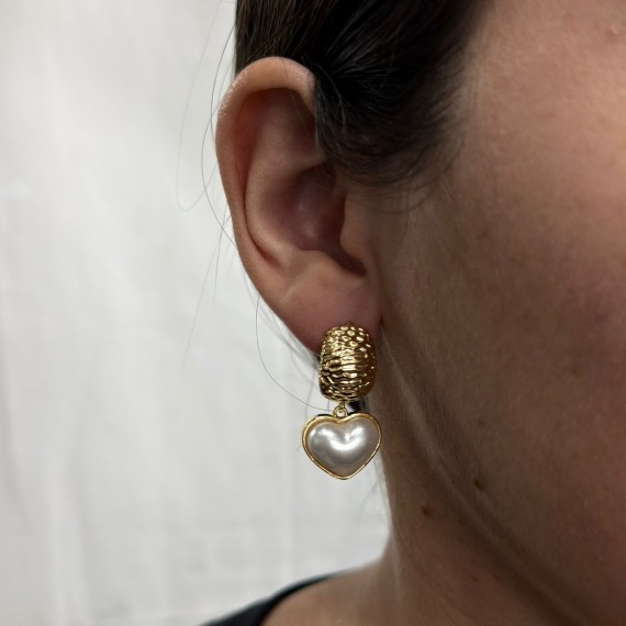 Brinco Pendurado de Coração com Pérola - Folheado a Ouro 18k