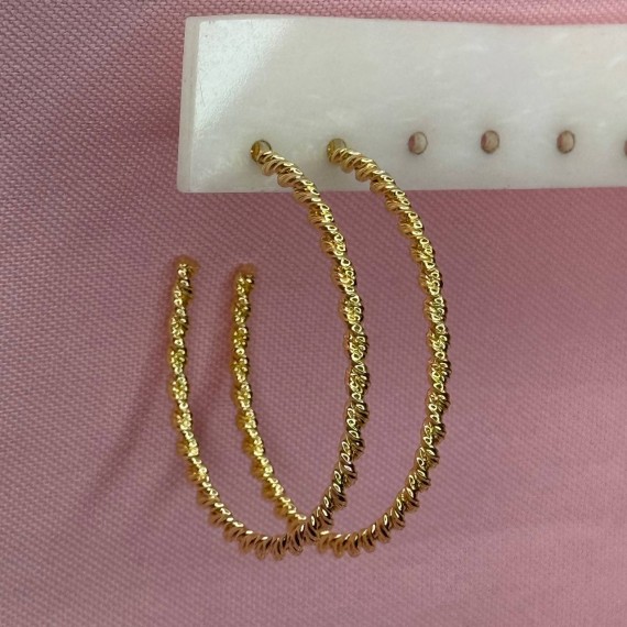 Argola Torcida Trabalhada - Folheado a Ouro 18k