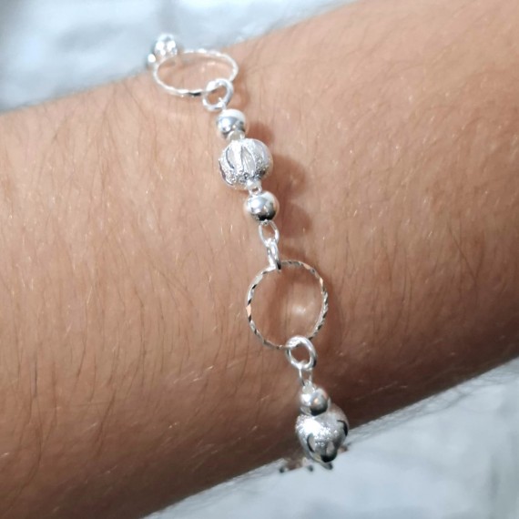 Pulseira com Círculos Vazados e Bolinhas Intercaladas - Folheado a Prata