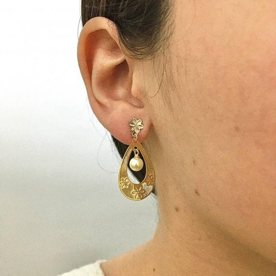 Brinco Trabalhado Flor + Pérola - Folheado a Ouro 18k