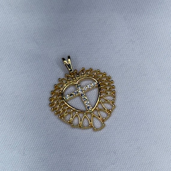 Pingente de Coração com 1 Cruz no Meio Cravejada - Folheado a Ouro 18k