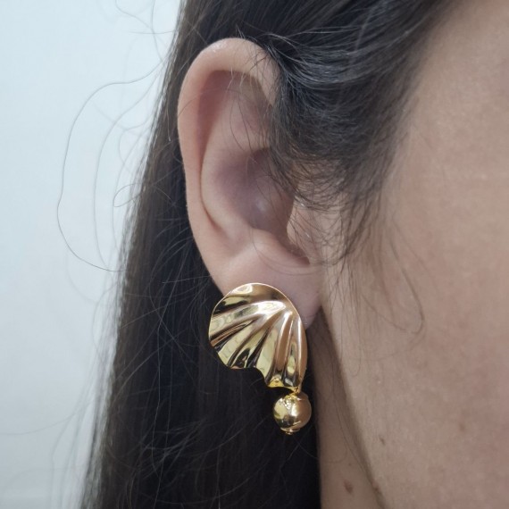 Brinco Pétala com Bolinha Lisa Pendurada na Ponta - Folheado a Ouro 18k