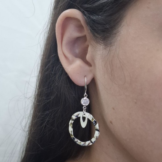 Brinco de Gancho Círculo Vazado Ondulado com Pedra - Folheado a Prata