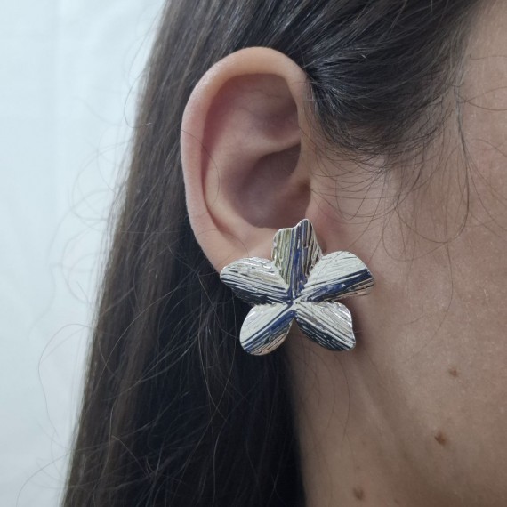 Brinco Flor Texturizado - Folheado a Prata