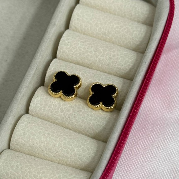 Brinco Trevo Cor Preta - Folheado a Ouro 18k