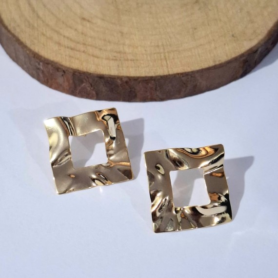 Brinco Quadrado Vazado + Textura Amassada - Folheado a Ouro 18k